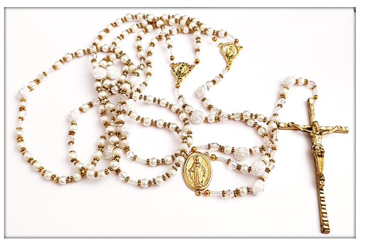 Lasso Rosary - Pitted faux glass pearls with roses in Gold - Image 2