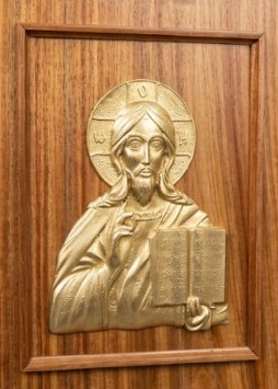 Engraved Standing Kiaat Tabernacle 81cm tall with Jesus the Teacher - Image 6
