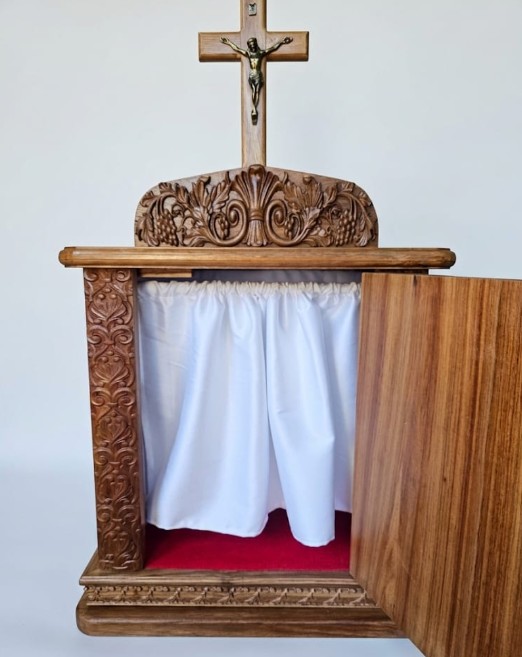 Engraved Standing Kiaat Tabernacle 81cm tall with Jesus the Teacher - Image 3