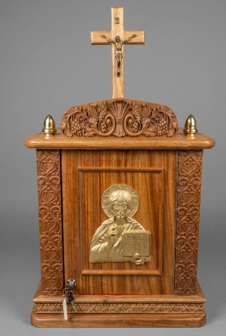 Engraved Standing Kiaat Tabernacle 81cm tall with Jesus the Teacher - Image 2